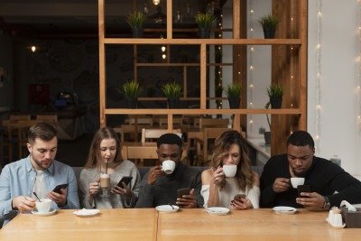 As pessoas saem menos de casa e, mesmo quando saem, num jantar, por exemplo, sempre estão com o celular e dão uma olhadinha no Instagram, no WhatsApp, no TikTok, e acabam conversando menos -  (crédito:  Dmytro Sheremeta/ Magnific)