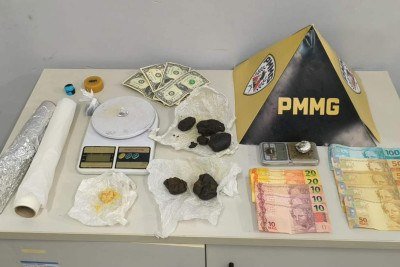 Material apreendido pela PM na casa do suspeito foi encaminhado à delegacia -  (crédito: PMMG/Divulgação)