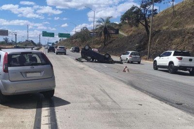 Acidente ocorreu na MG-010, no Bairro São Benedito, próximo ao Supermercado BH, no sentido Vespasiano -  (crédito: CBMMG/Divulgação)