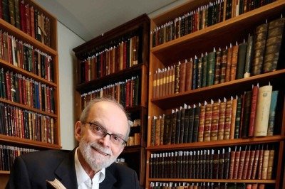 Guardião do acervo bibliográfico, o professor Amílcar Martins comemora as 'bodas de prata' do instituto cultural que reúne mais de 15 mil títulos -  (crédito: MARCOS VIEIRA/EM/D.A PRESS)