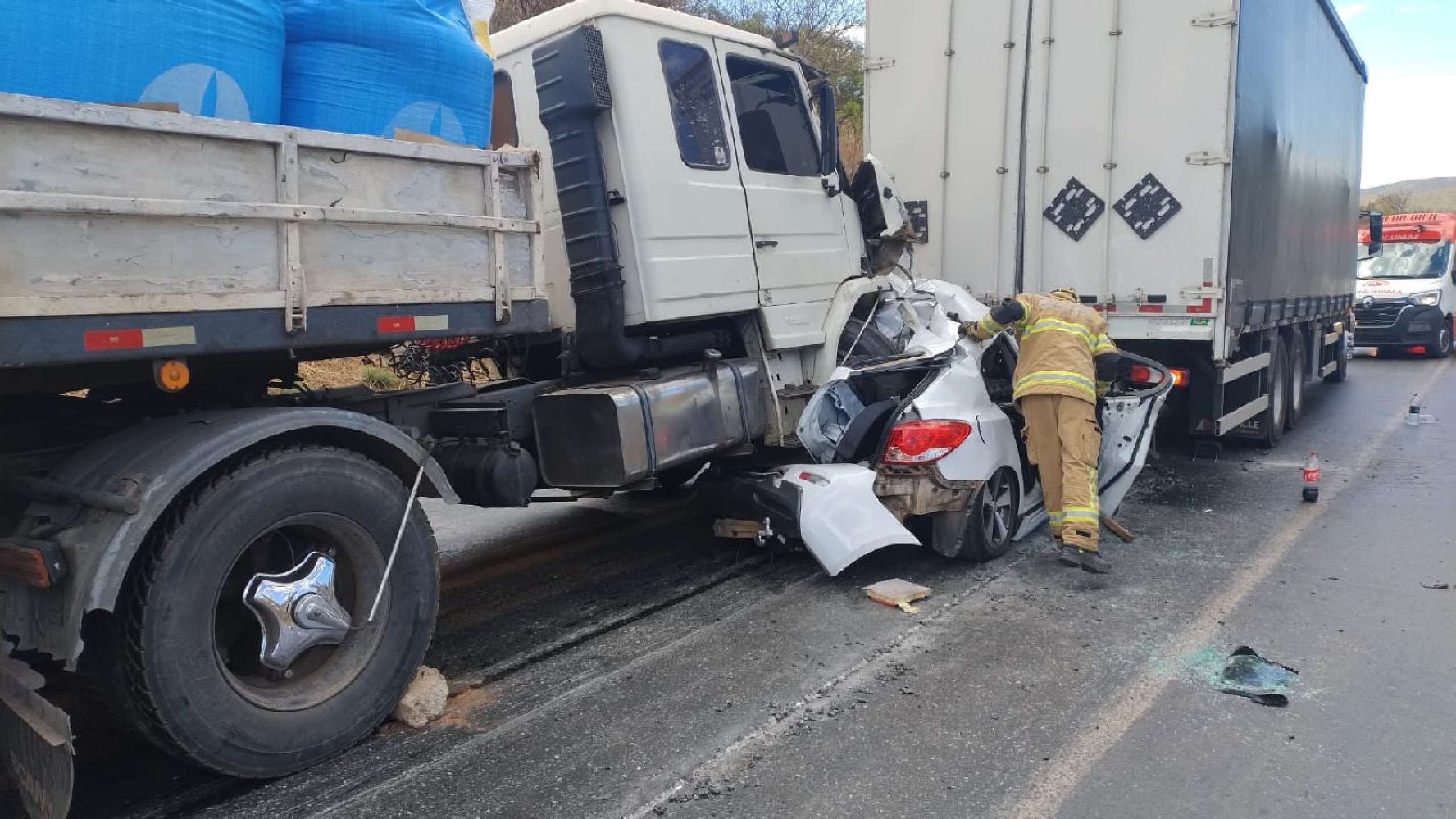 Carro é prensado entre dois caminhões em acidente na BR-251 em Minas