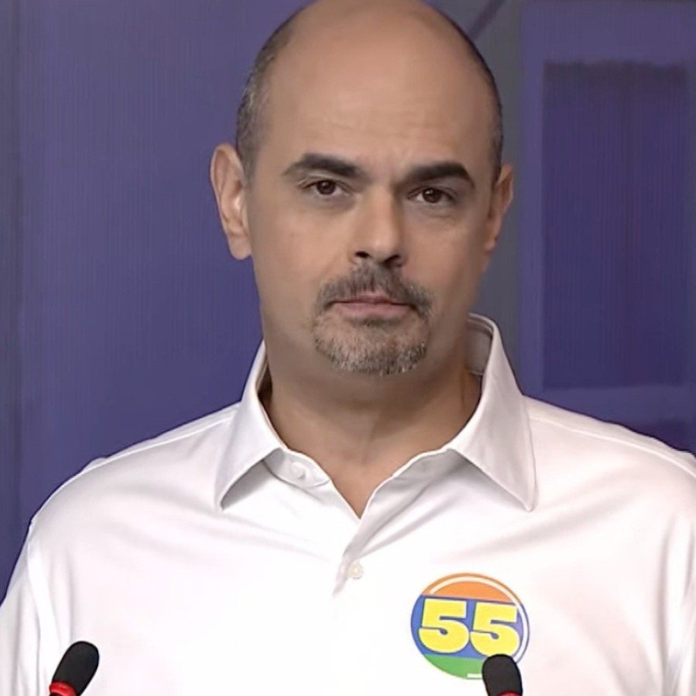 Mateus Simões enfrenta fogo amigo na reta final