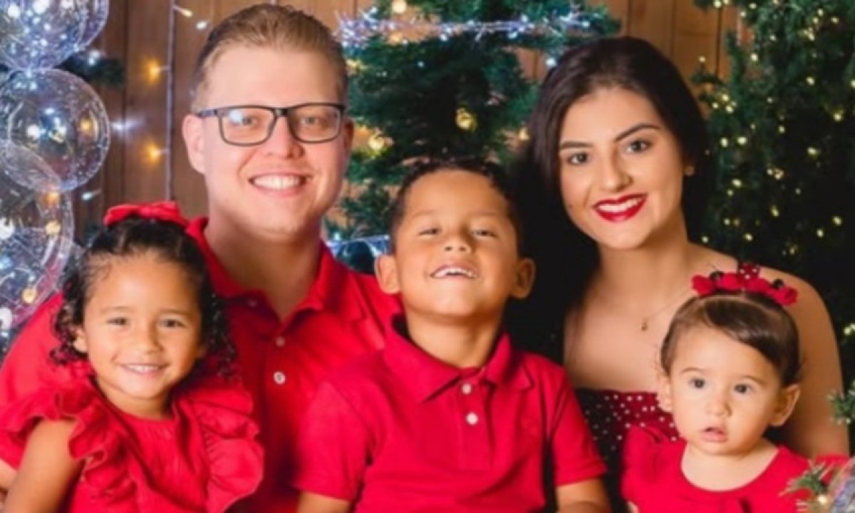 Thaynna, o marido e os filhos Carlos, Aghata e Emily celebram a formação da nova família por adoção - (crédito: Instagram/Reprodução )