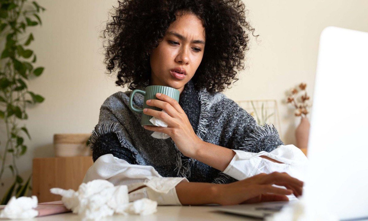 A cultura do ambiente de trabalho pode influenciar significativamente a disposição das pessoas em tirar dias licença por motivo de doença - (crédito: Getty Images/Jacob Wackerhausen)