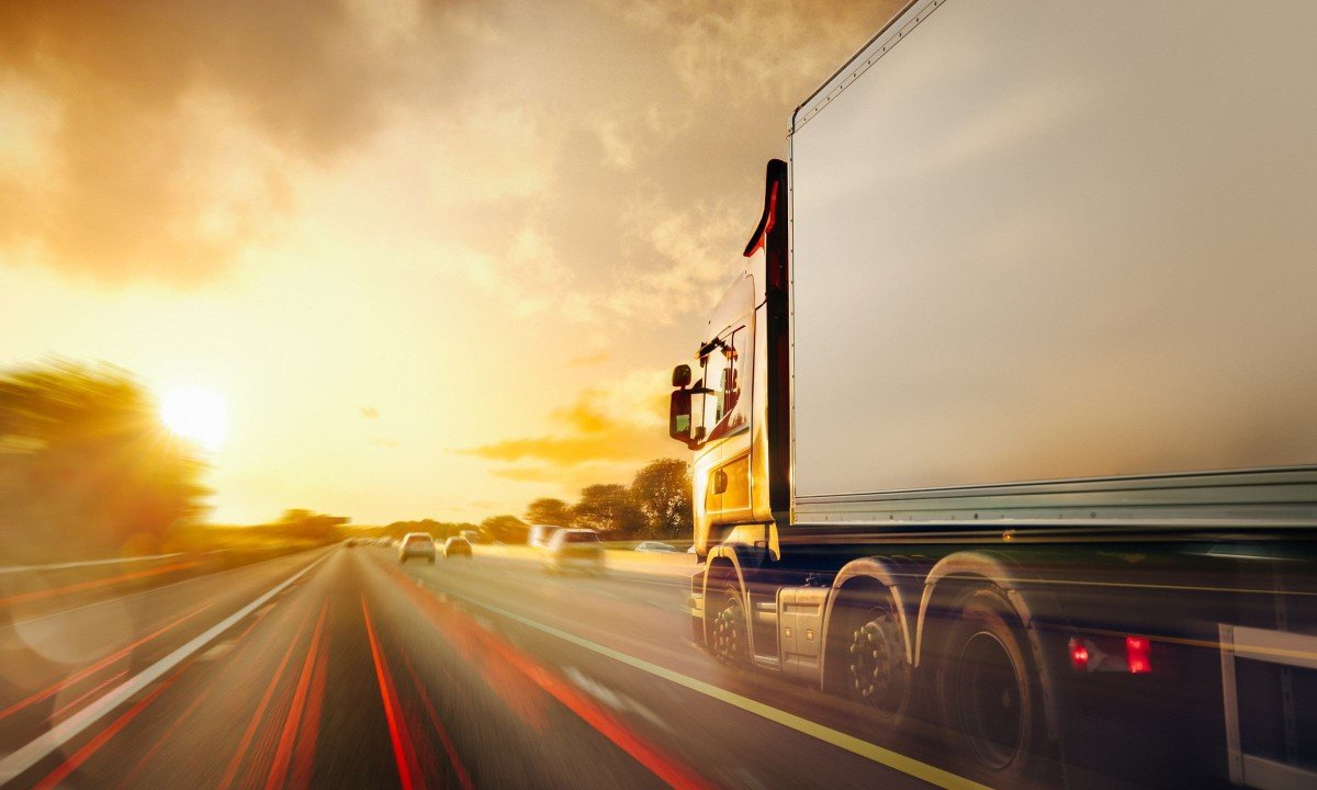 Lorry on M1 motorway in motion near London
- (crédito: Getty Images)