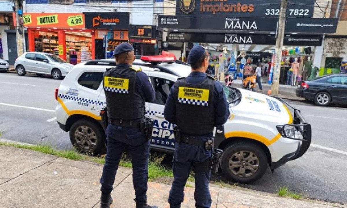 Dez guardas municipais passaram a patrulhar preventivamente, das 7h às 9h, a área comercial do Barreiro, em Belo Horizonte - (crédito: Divulgação/PBH)
