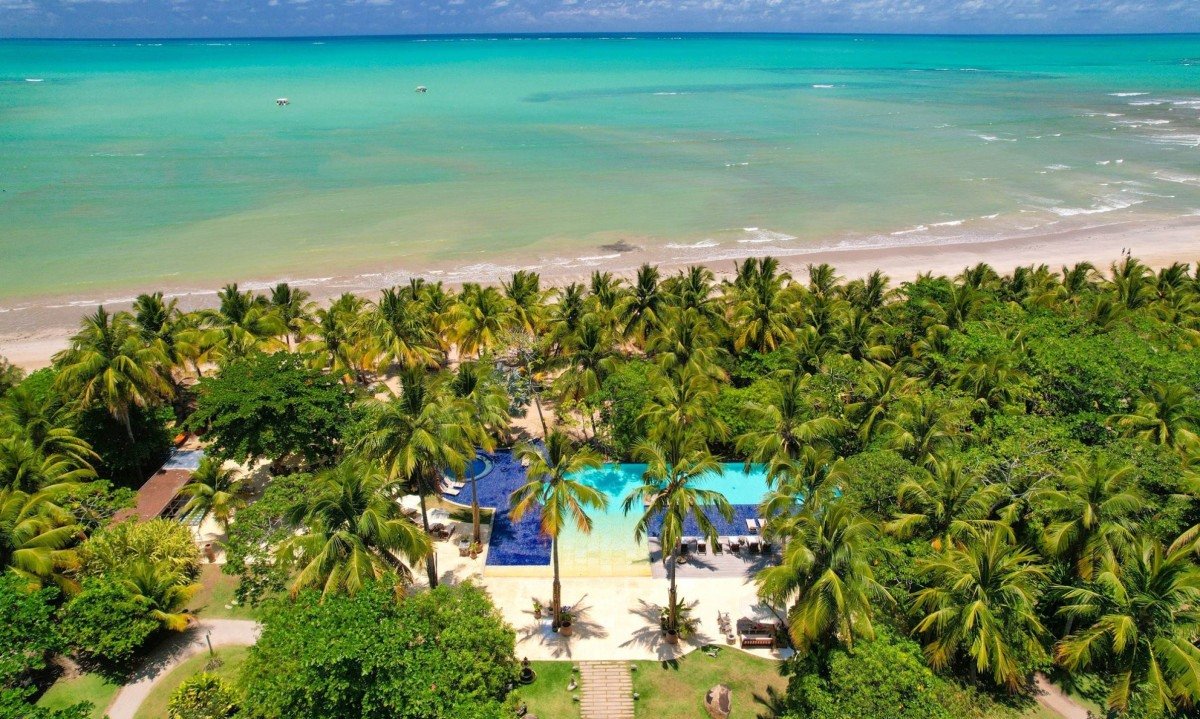 Na península onde o Rio Maragogi encontra o mar está a Pousada Camurim Grande, na região da Costa dos Corais. Na península onde o Rio Maragogi encontra o mar está a Pousada Camurim Grande, na região da Costa dos Corais.