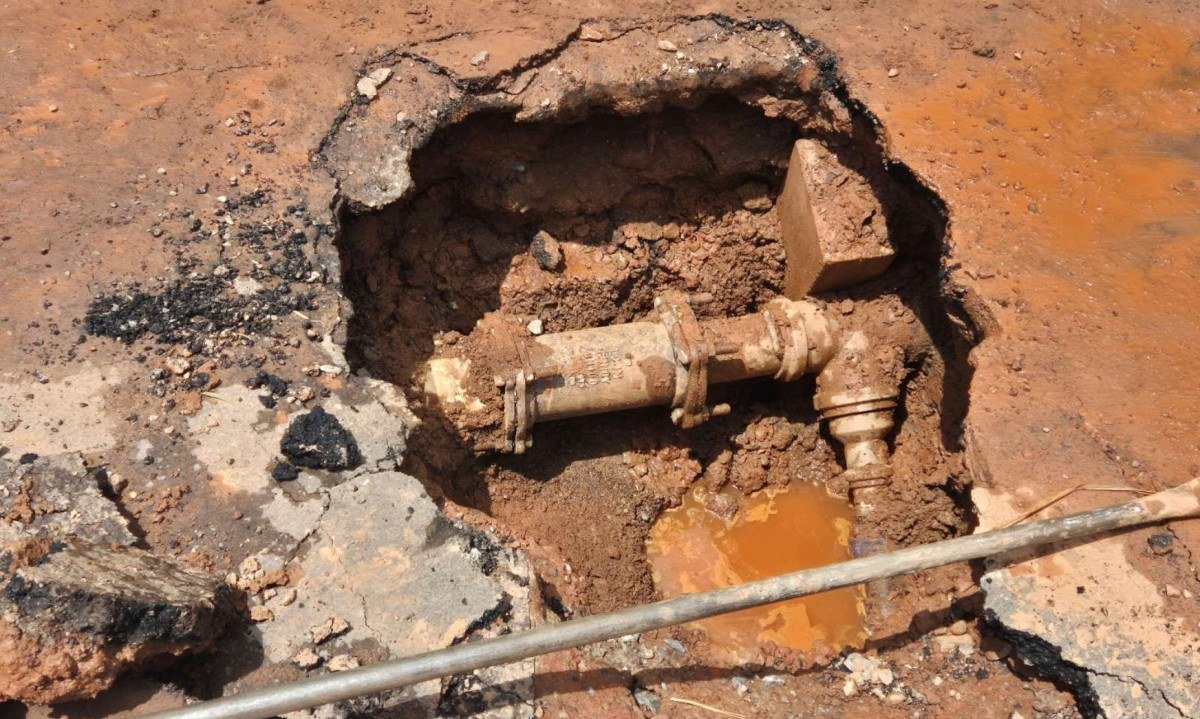 Tubulação da Copasa rompe e água atinge casas no Aglomerado da Serra
- (crédito: Jair Amaral/EM/D.A. Press)