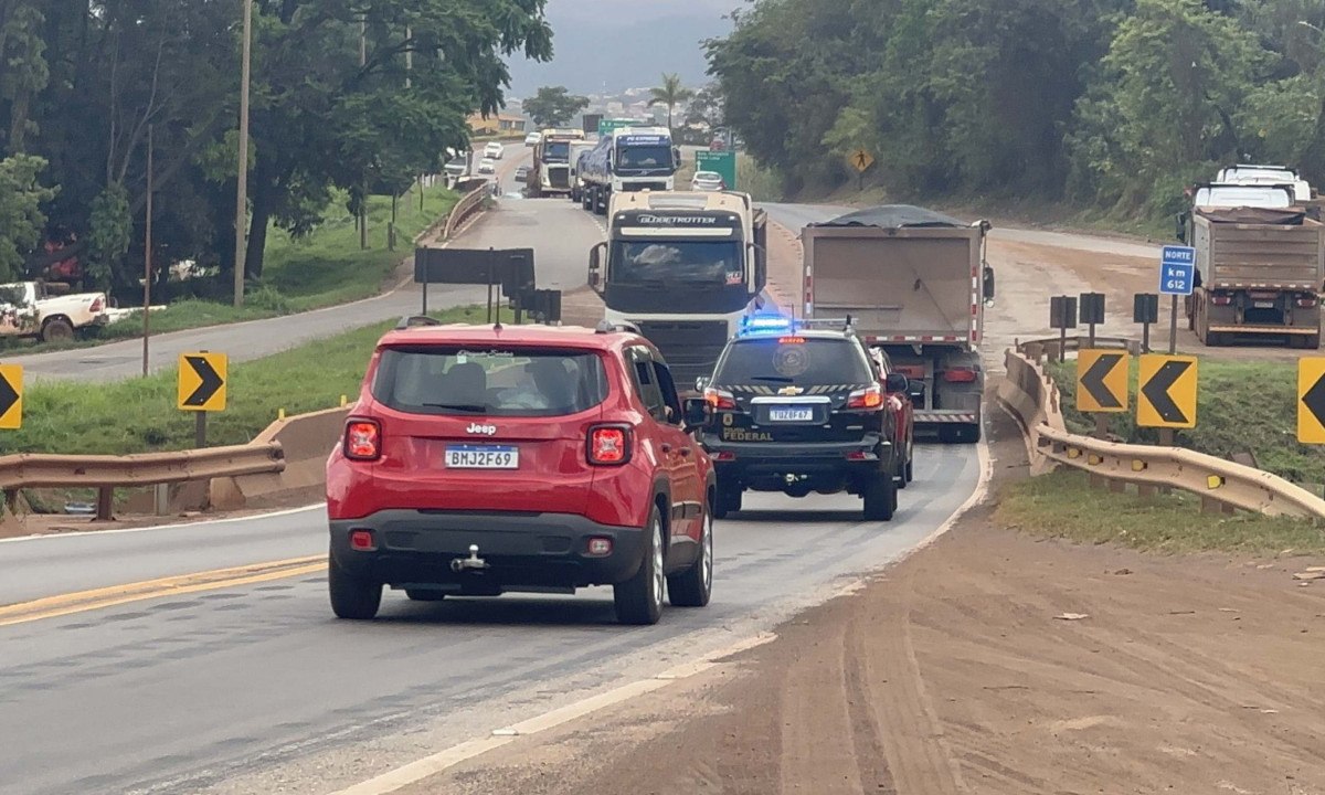 Trecho de 10 quilômetros da BR-040 entre o Bairro Pires e o Viaduto do Profeta passa por limpeza, terraplenagem e drenagem; motoristas devem redobrar a atenção - (crédito: Mateus Parreiras/EM/D.A. Press)