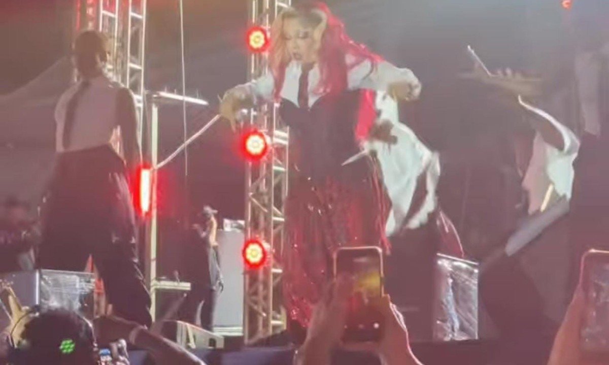 Dois bailarinos caíram em um buraco após parte do palco ceder durante apresentação da cantora Glória Groove no Spring Festival Unity, em Viçosa - (crédito: Reprodução/Redes Sociais)