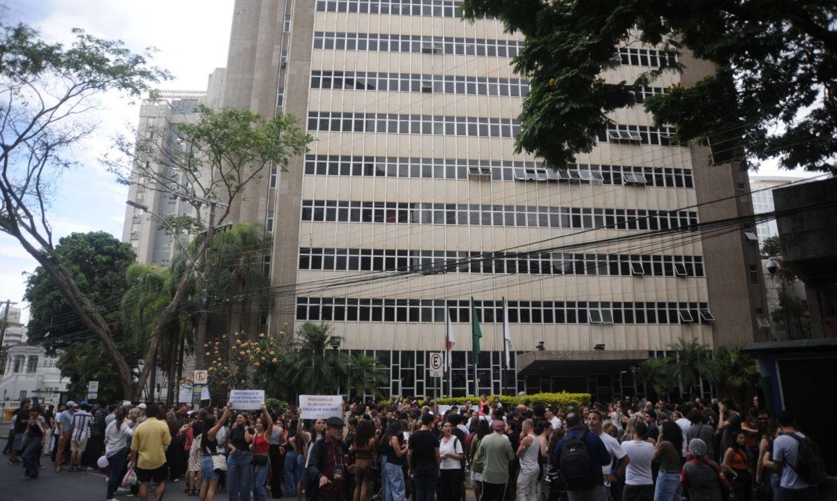 Professores da rede particular fazem manifestação na porta do TRT de Minas Gerais. Professores e donos de escolas participam de reunião de conciliação na sede do Tribunal do Trabalho - (crédito: Alexandre Guzanshe/EM/D.A Press. Brasil - Belo Horizonte - MG)