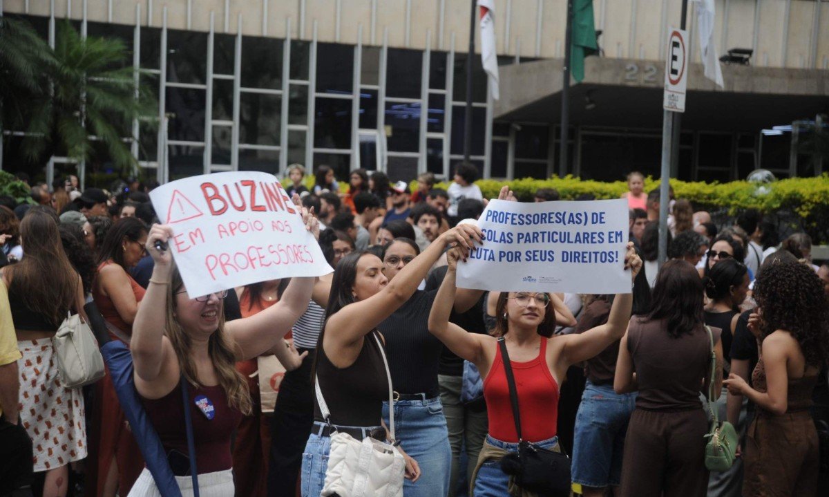 Professores da rede particular fazem manifestação na porta do TRT de Minas Gerais. Professores e donos de escolas participam de reunião de conciliação na sede do Tribunal do Trabalho - (crédito: Alexandre Guzanshe/EM/D.A Press. Brasil - Belo Horizonte - MG)