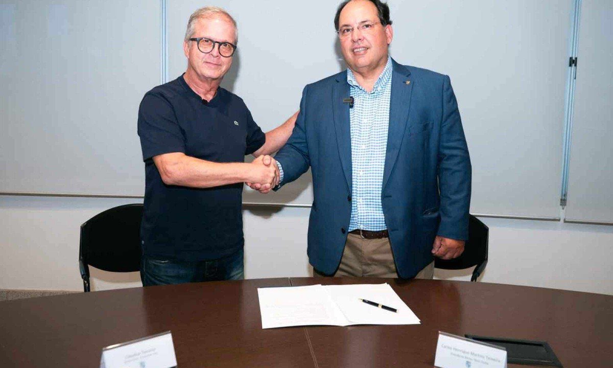 Contrato para torneio oficial do ATP Challenger Tour, na categoria Challenger 50, 
foi assinado entre Claudius Tenório, diretor-geral do Ecossistema Vida, e o presidente do Minas Tênis Clube, Carlos Henrique Martins Teixeira -  (crédito: Alessandra Torres/Divulgação)