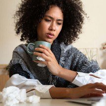 Você sente culpa ao avisar no trabalho que está doente? Talvez seja por isso... - Getty Images/Jacob Wackerhausen