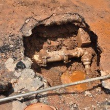 Tubulação da Copasa rompe e água invade casas no Aglomerado da Serra - Jair Amaral/EM/D.A. Press