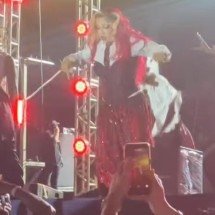 Palco cede e bailarinos de Glória Groove caem durante show em Viçosa  - Reprodução/Redes Sociais