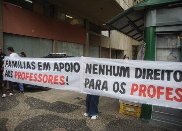 Pais apoiam professores da rede particular de ensino que estÃ£o em greve desde quarta-feira (16/9)
 -  (crédito: Alexandre Guzanshe/EM/D.A Press )