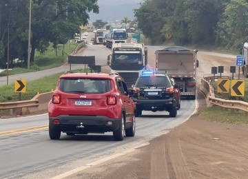 Trecho de 10 quilômetros da BR-040 entre o Bairro Pires e o Viaduto do Profeta passa por limpeza, terraplenagem e drenagem; motoristas devem redobrar a atenção -  (crédito: Mateus Parreiras/EM/D.A. Press)
