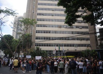  Professores da rede particular fazem manifestação na porta do TRT de Minas Gerais. Professores e donos de escolas participam de reunião de conciliação na sede do Tribunal do Trabalho -  (crédito: Alexandre Guzanshe/EM/D.A Press. Brasil - Belo Horizonte - MG)