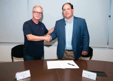 Contrato para torneio oficial do ATP Challenger Tour, na categoria Challenger 50, 
foi assinado entre Claudius Tenório, diretor-geral do Ecossistema Vida, e o presidente do Minas Tênis Clube, Carlos Henrique Martins Teixeira -  (crédito: Alessandra Torres/Divulgação)