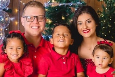 Thaynna, o marido e os filhos Carlos, Aghata e Emily celebram a forma&ccedil;&atilde;o da nova fam&iacute;lia por ado&ccedil;&atilde;o -  (crédito: Instagram/Reprodu&ccedil;&atilde;o )