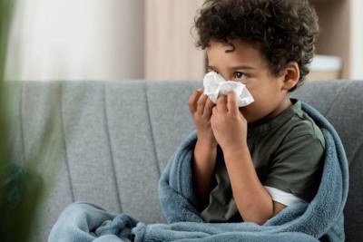 Crian&ccedil;a com sintomas de resfriado ou alergia: a primavera intensifica problemas respirat&oacute;rios e exige aten&ccedil;&atilde;o aos sinais -  (crédito: Freepik)