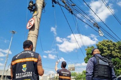 Mutirão da PBH, Cemig e empresas de telecomunicações vai corrigir irregularidades em fios aéreos -  (crédito: Aline Pereira/PBH/Divulgação)