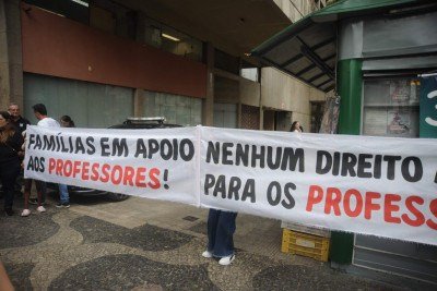 Pais apoiam professores da rede particular de ensino que estÃ£o em greve desde quarta-feira (16/9)
 -  (crédito: Alexandre Guzanshe/EM/D.A Press )