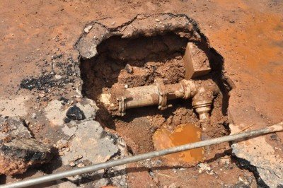 Tubulação da Copasa rompe e água atinge casas no Aglomerado da Serra
 -  (crédito: Jair Amaral/EM/D.A. Press)