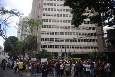  Professores da rede particular fazem manifestação na porta do TRT de Minas Gerais. Professores e donos de escolas participam de reunião de conciliação na sede do Tribunal do Trabalho -  (crédito: Alexandre Guzanshe/EM/D.A Press. Brasil - Belo Horizonte - MG)