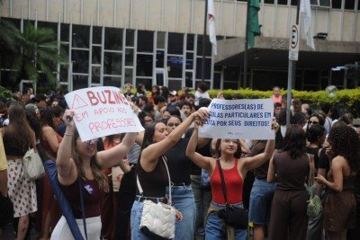 Professores da rede particular fazem manifesta&ccedil;&atilde;o na porta do TRT de Minas Gerais. Professores e donos de escolas participam de reuni&atilde;o de concilia&ccedil;&atilde;o na sede do Tribunal do Trabalho -  (crédito:  Alexandre Guzanshe/EM/D.A Press. Brasil - Belo Horizonte - MG)