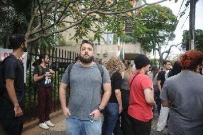 Ramon Finelli em manifestação dos professores da rede particular nesta segunda-feira (21/9), em frente ao Tribunal Regional do Trabalho (TRT), no Bairro Funcionários, em BH -  (crédito: Alexandre Guzanshe/EM/D. A press)
