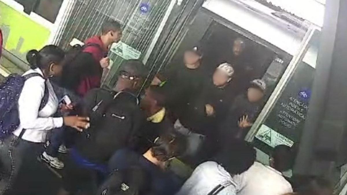 O ambiente de aglomera&ccedil;&atilde;o em uma esta&ccedil;&atilde;o do Move, onde Jos&eacute; Carlos Marques foi agredido ap&oacute;s acusa&ccedil;&atilde;o de importuna&ccedil;&atilde;o -  (crédito: Reprodu&ccedil;&atilde;o)