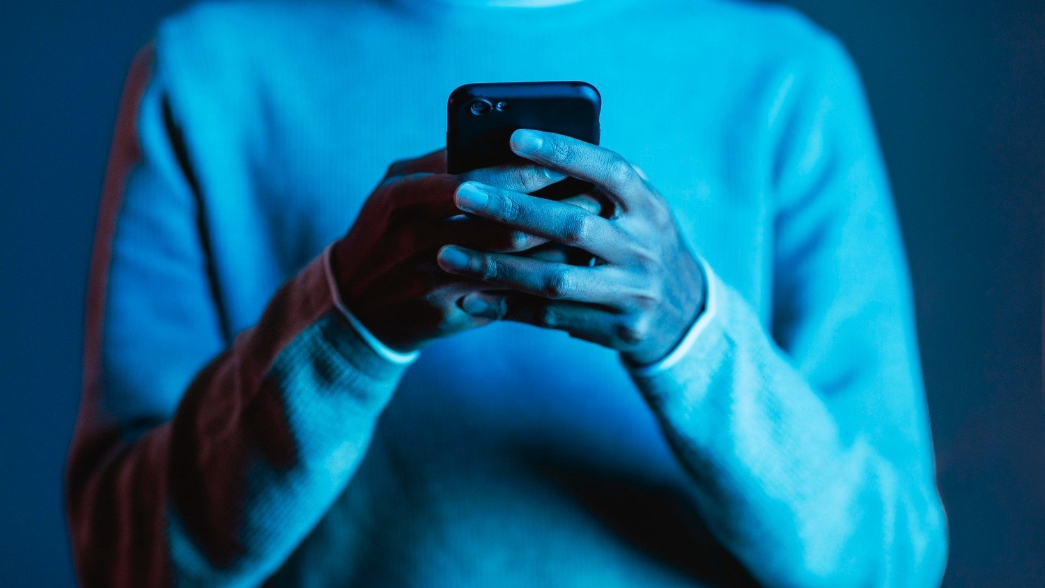 O uso do celular pode se tornar porta de entrada para o v&iacute;cio em jogos, um dos sinais da ludopatia -  (crédito: Reprodu&ccedil;&atilde;o)