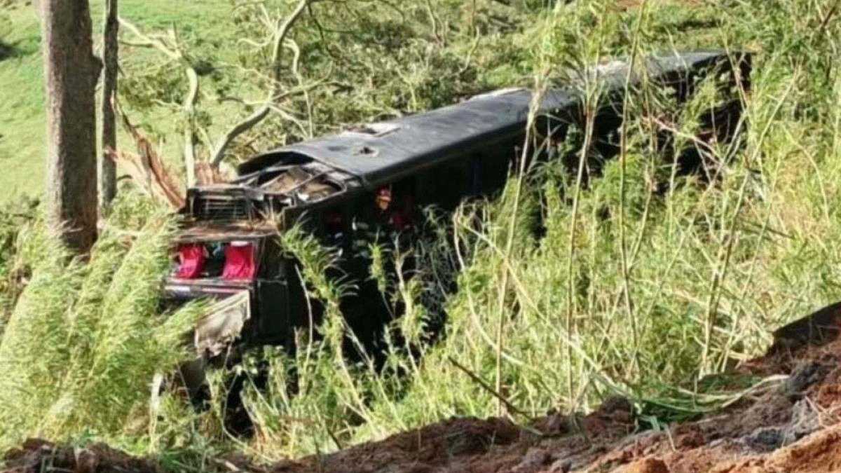 Local do acidente que envolveu &ocirc;nibus de romeiros em Cruzeiro (SP), deixando 6 mortos e 40 feridos -  (crédito: Tupi)