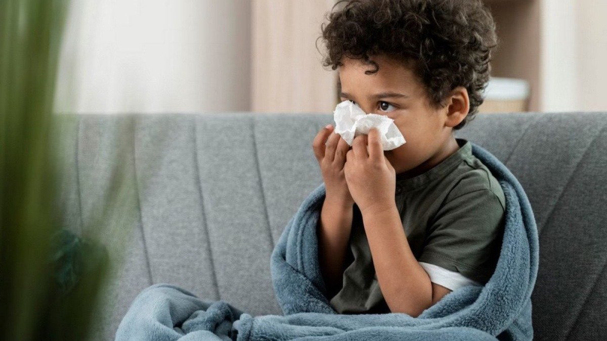 Crian&ccedil;a com sintomas de resfriado ou alergia: a primavera intensifica problemas respirat&oacute;rios e exige aten&ccedil;&atilde;o aos sinais. -  (crédito: Freepik)