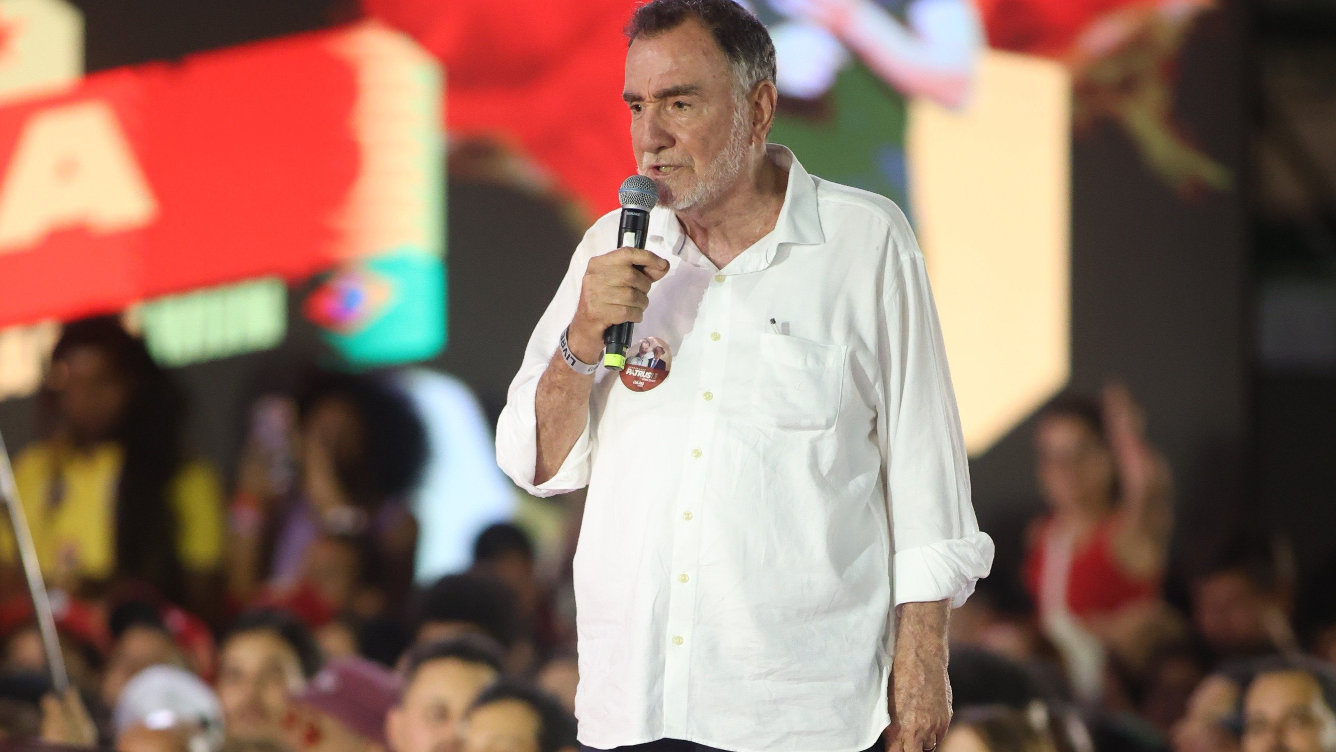 Patrus Ananias, candidato do PT ao governo de Minas Gerais, em um com&iacute;cio durante a campanha eleitoral -  (crédito: Marcos Vieira /EM/DA. Press)