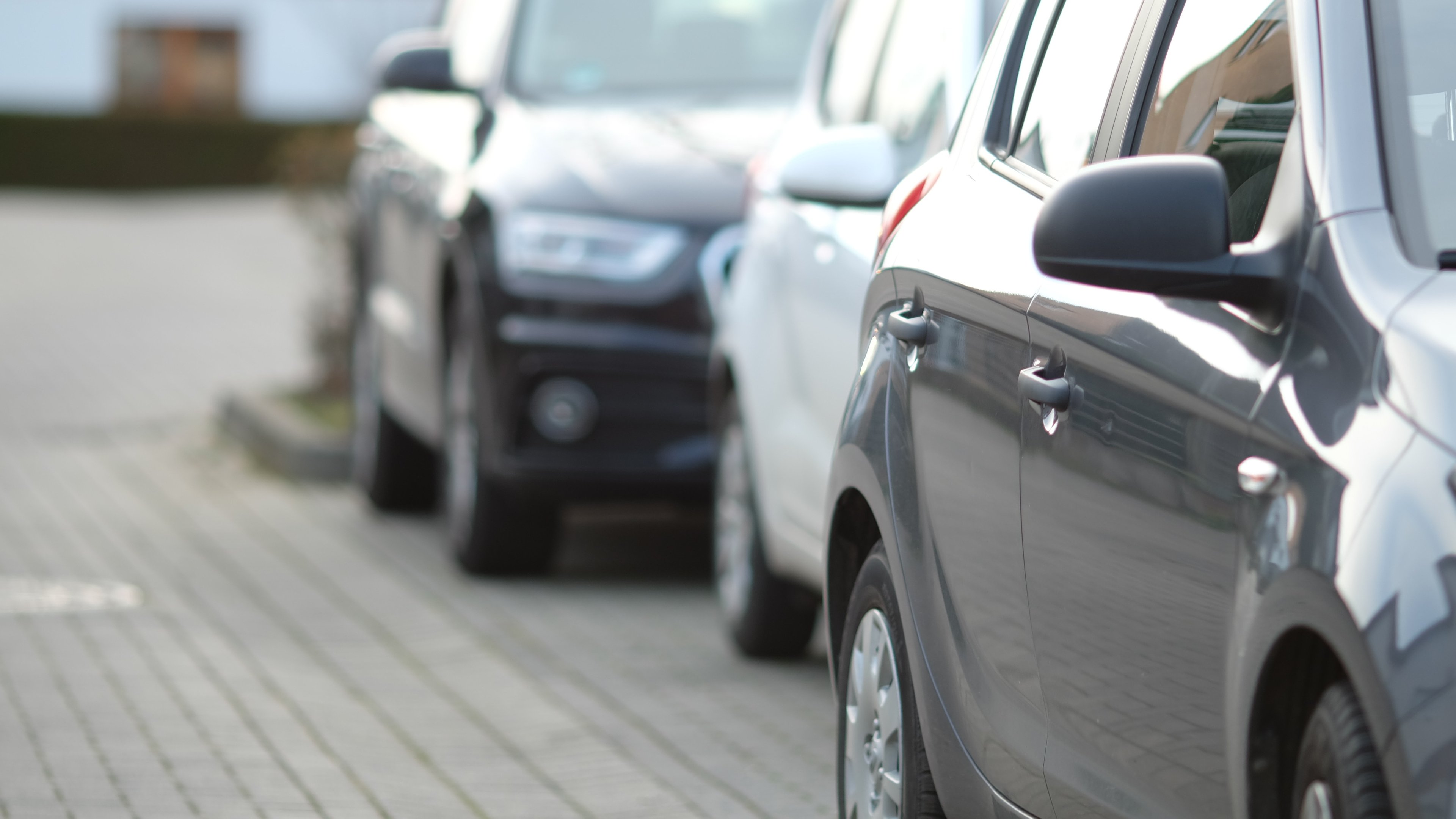 Estacionamento de ve&iacute;culos n&atilde;o deve desrespeitar as leis de tr&acirc;nsito e colocar em risco a seguran&ccedil;a dos pedestres -  (crédito: Freepik)