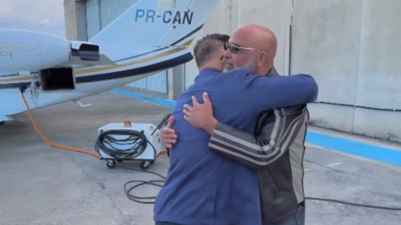 Bruno e Rick aparecem se abra&ccedil;ando antes de entrar em um jatinho, nesta segunda-feira (21) -  (crédito: Instagram/Reprodu&ccedil;&atilde;o )