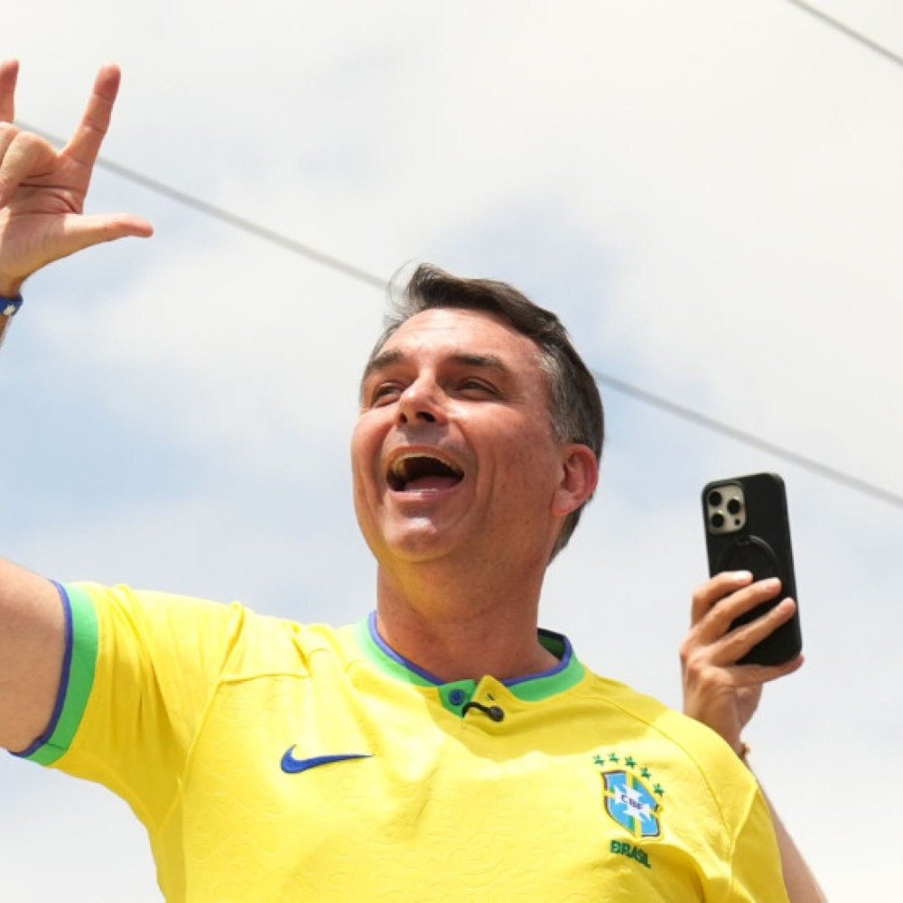 Em Minas, Flávio diz que vai receber a faixa de presidente das mãos do pai