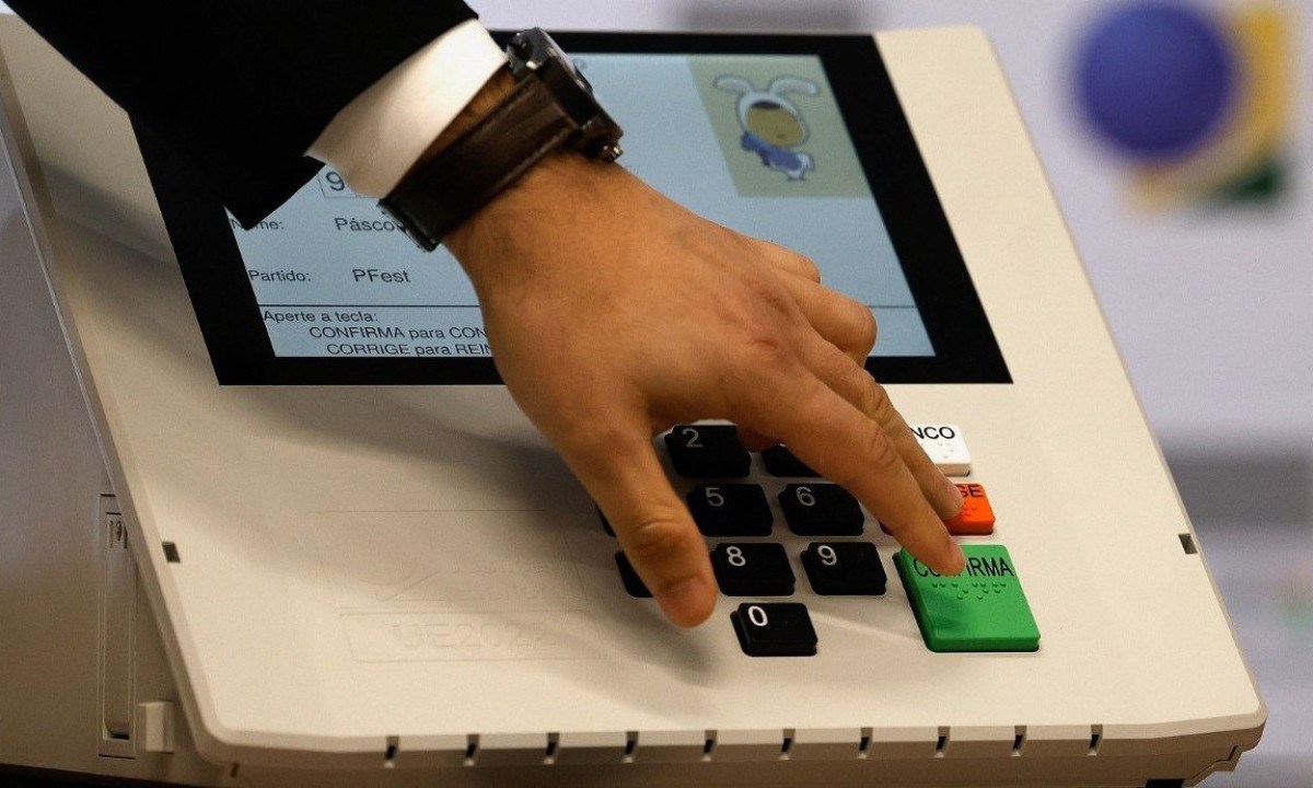 Votar na urna eletrônica passou a ser um dos métodos de prova de vida automática para beneficiários do INSS - (crédito: Agência Brasileira de Inteligência (ABI))