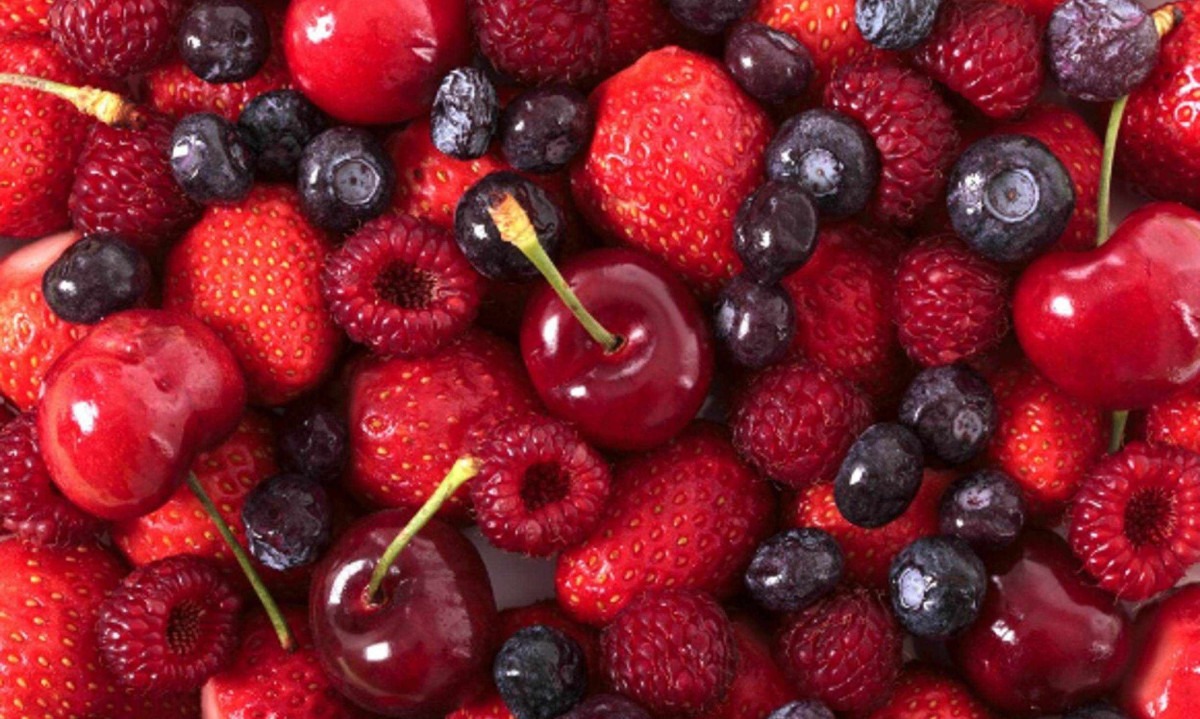 "Adicionar alimentos como mirtilos, ameixas, amoras, morangos, maçãs, favas e cerejas à dieta diária, especialmente quando combinados com chá verde, pode ser uma maneira simples de promover a saúde do coração - (crédito: Magnific)