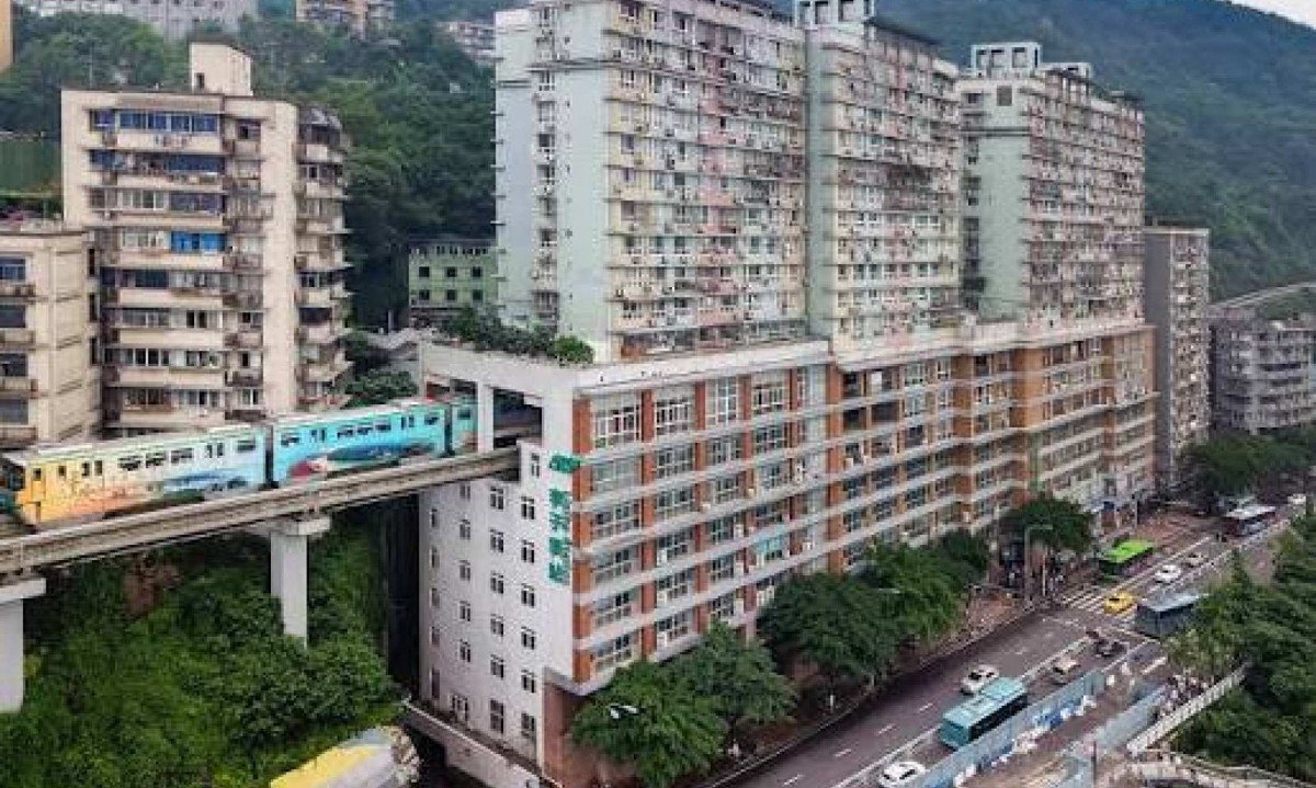 Esta&ccedil;&atilde;o de metr&ocirc; Liziba, em Chongqing, que passa por dentro de edif&iacute;cios