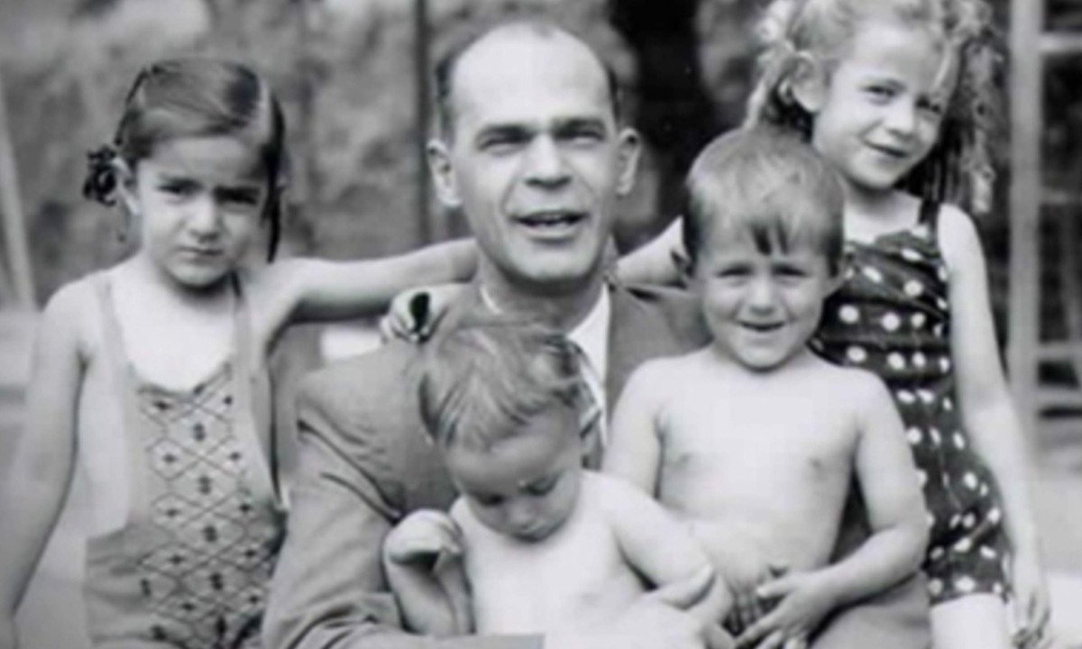 Evento convida famílias a contarem suas histórias por meio de 100 fotografias que serão impressas para montar um álbum - (crédito: Divulgação/Oficina da Memória)