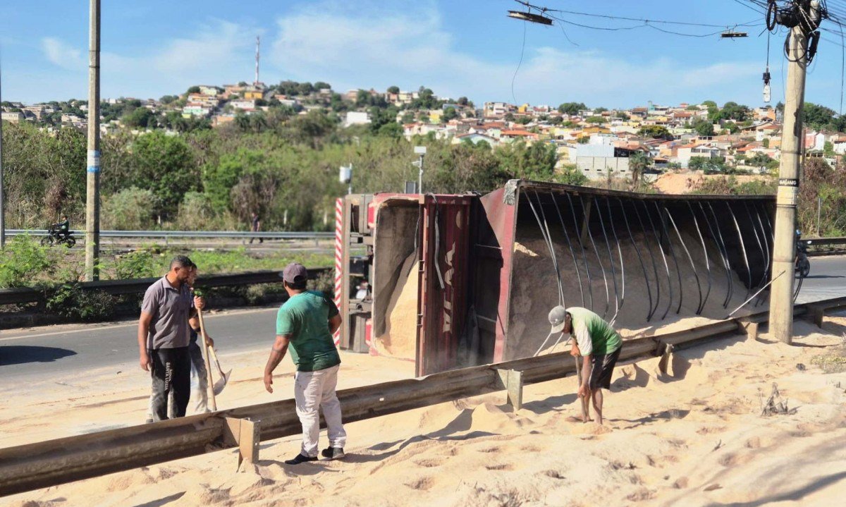 Caminhão tomba e bombeiros usam própria carga para retirar óleo da MG-020 - (crédito: Jair Amaral/EM/D.A.Press)