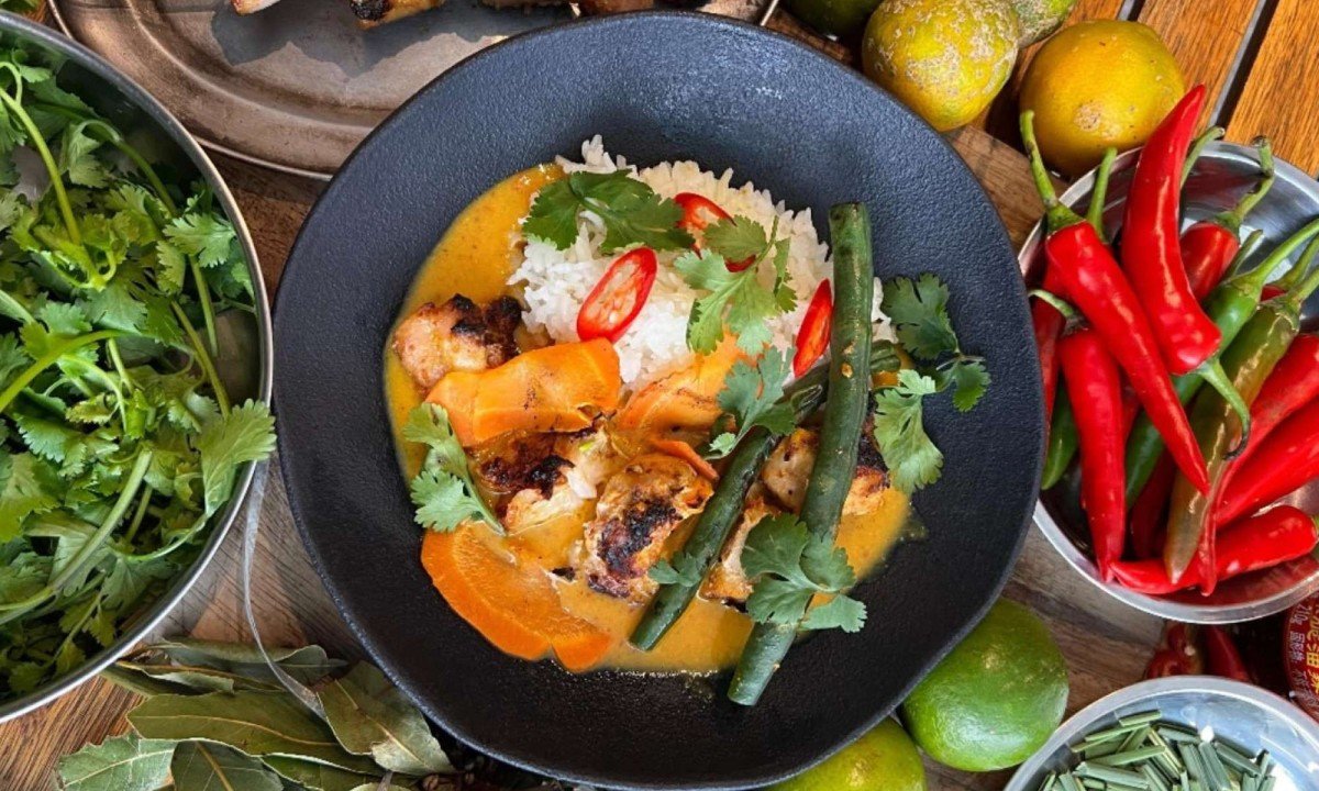 Colorido, leve e refrescante: prato da Curryoca aposta em ingredientes que combinam com o clima da cidade maravilhosa - (crédito: Reprodução Instagram )