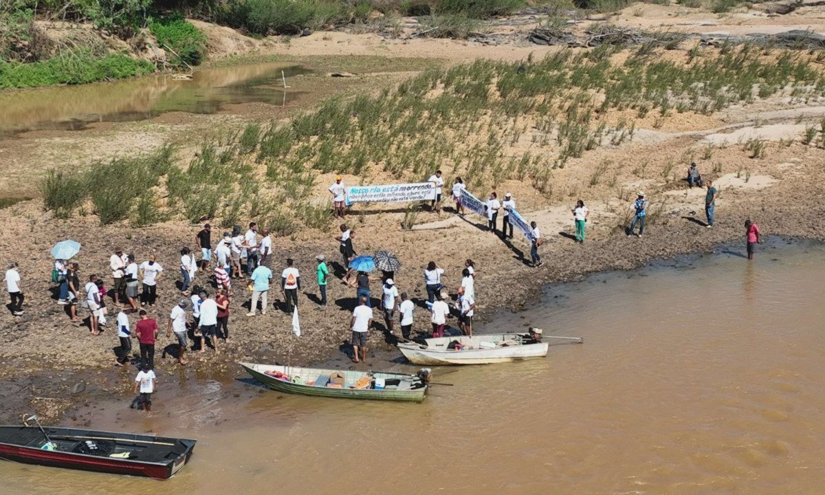Moradores ribeirinhos protestam contra assoreamento do Rio Araçuaí por dragas e cobram providências ambientais - (crédito: Adriano Ramos/divulgação)