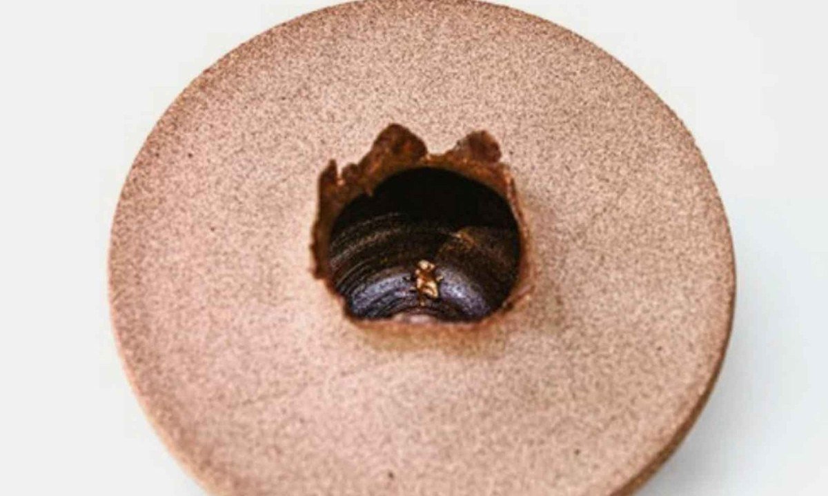 Obra "Poço" (2025, cerâmica em alta temperatura e detalhe em metal banhado a ouro), da paulista Cynthia Gavião - (crédito: Divulgação)