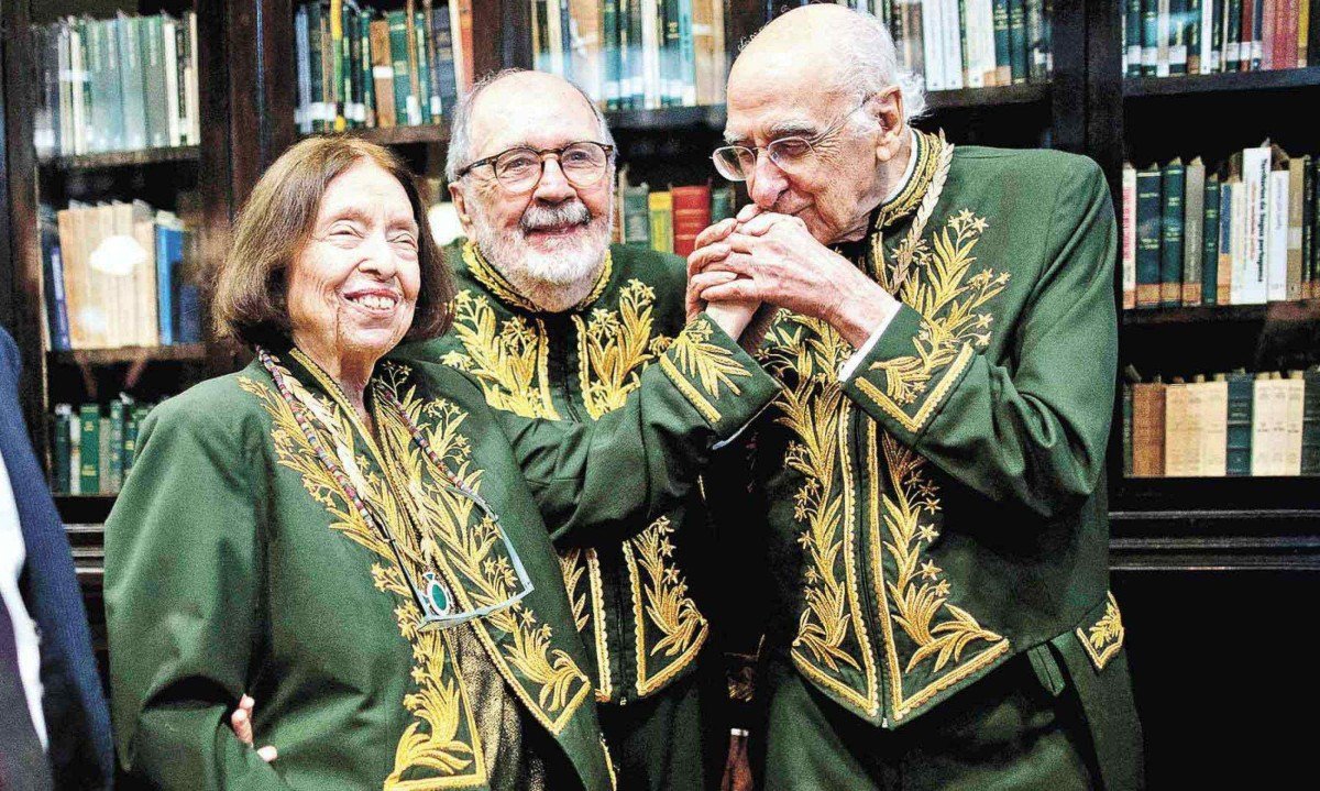 Observado por Cacá Diegues, Zuenir Ventura, ocupante da cadeira 32, cumprimenta Nélida Piñon, no dia da posse de Gilberto Gil na ABL - (crédito: Mauro PIMENTEL - 8/4/2022 / AFP)
