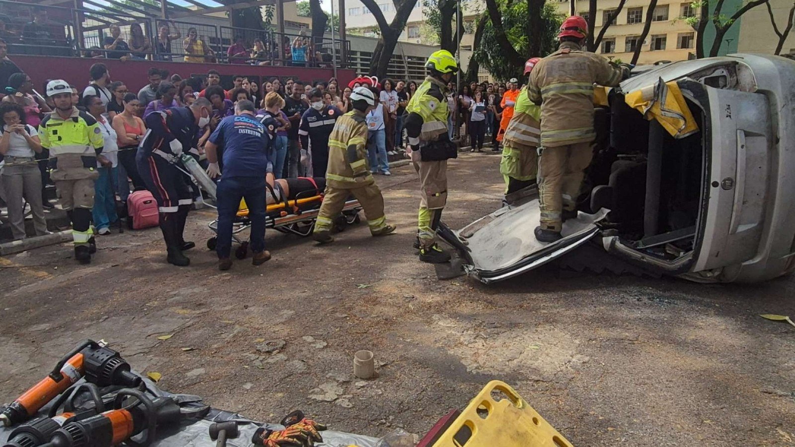 Imagens da simula&ccedil;&atilde;o da UFMG que retrata o atropelamento de duas pessoas e o choque do carro contra uma &aacute;rvore ap&oacute;s a motorista usar o celular-Jair Amaral/EM/DA Press